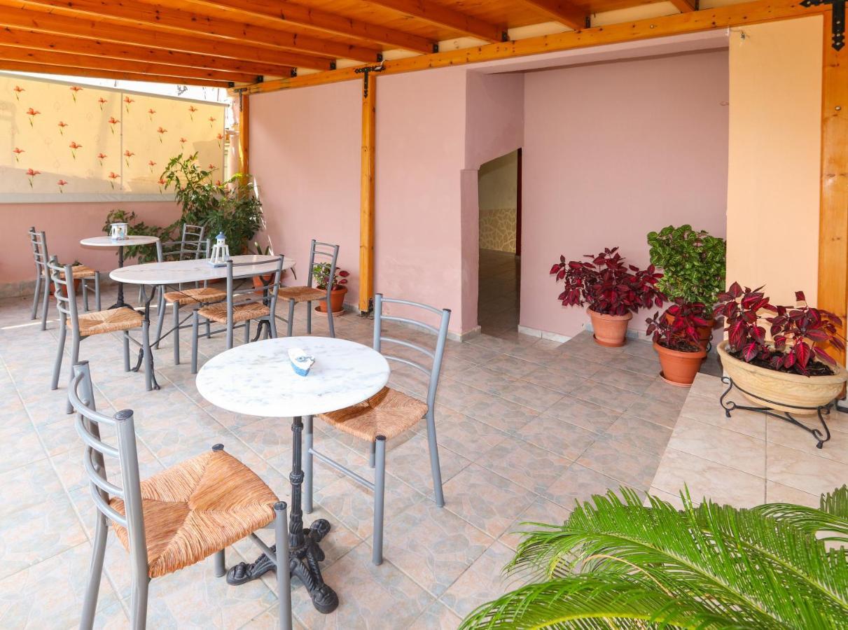 Angela Hotel Лутра Едипсу Екстериор снимка