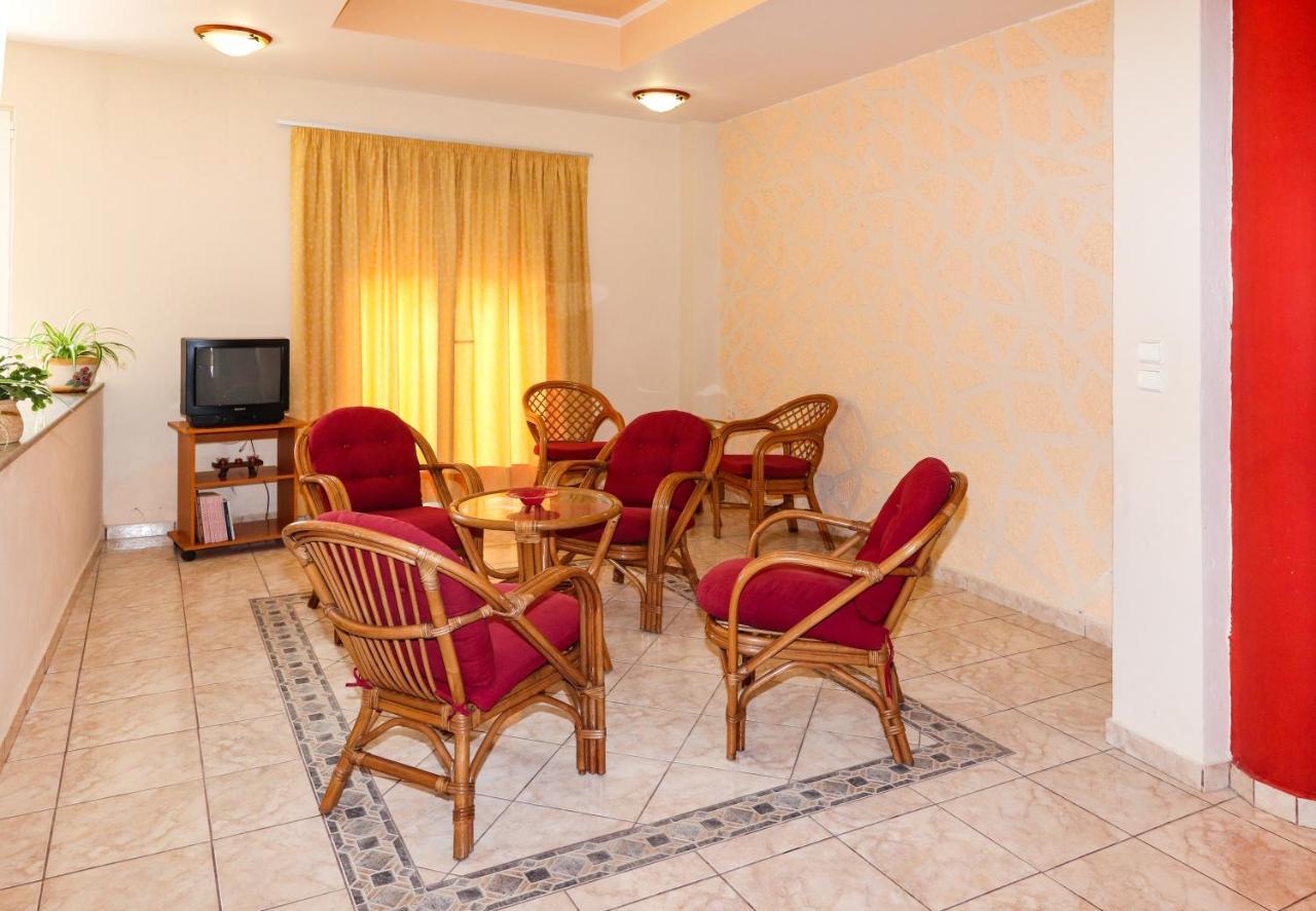Angela Hotel Лутра Едипсу Екстериор снимка